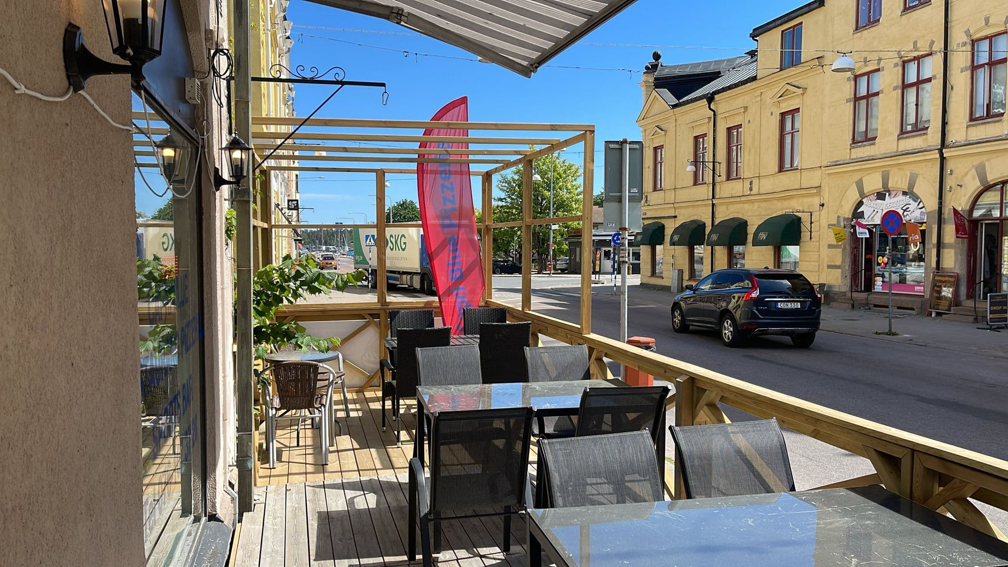 Uteservering på Torggatan utanför Capri Blue Pizzeria i Åmål